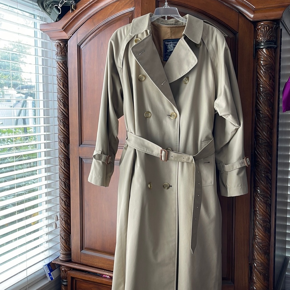 EUC 100% Authentic Burberry two pieces Trench Coat .